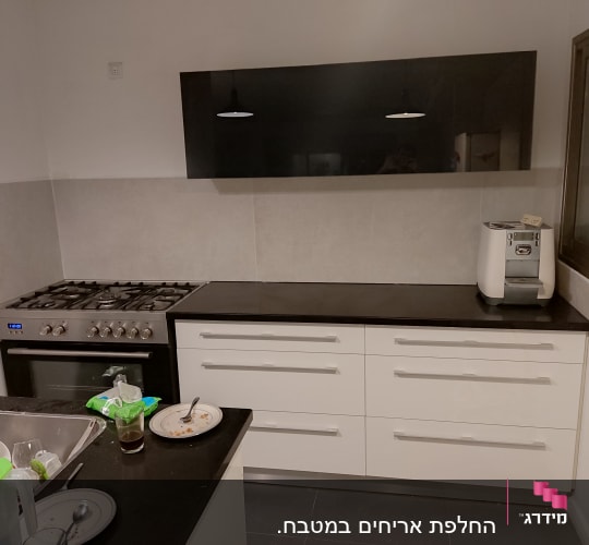 מטבח עם כיריים, תנור ומגירות לבנות